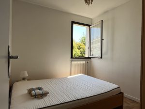 T2 meublé avec place de stationnement chambre