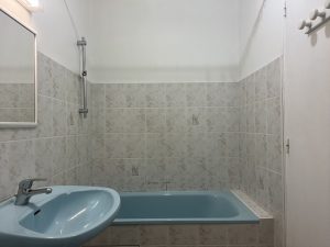T2 meublé avec place de stationnement salle de bain