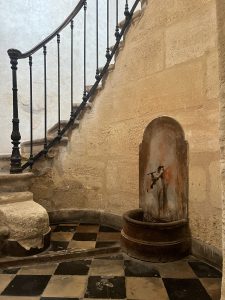 a_louer_studio_meuble_lumineux_escalier